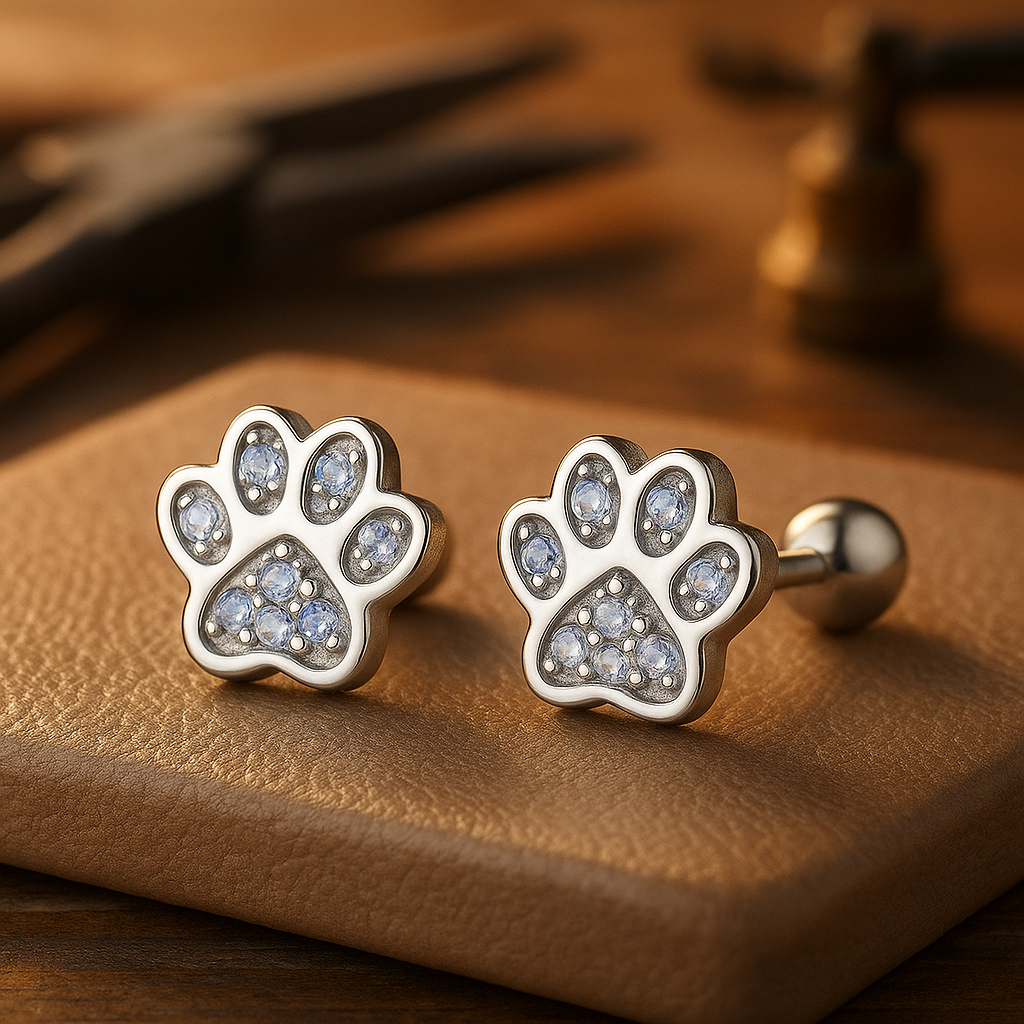 Pendientes de Stud de Plata Esterlina con Diseño de Huella y Detalle de Cristal