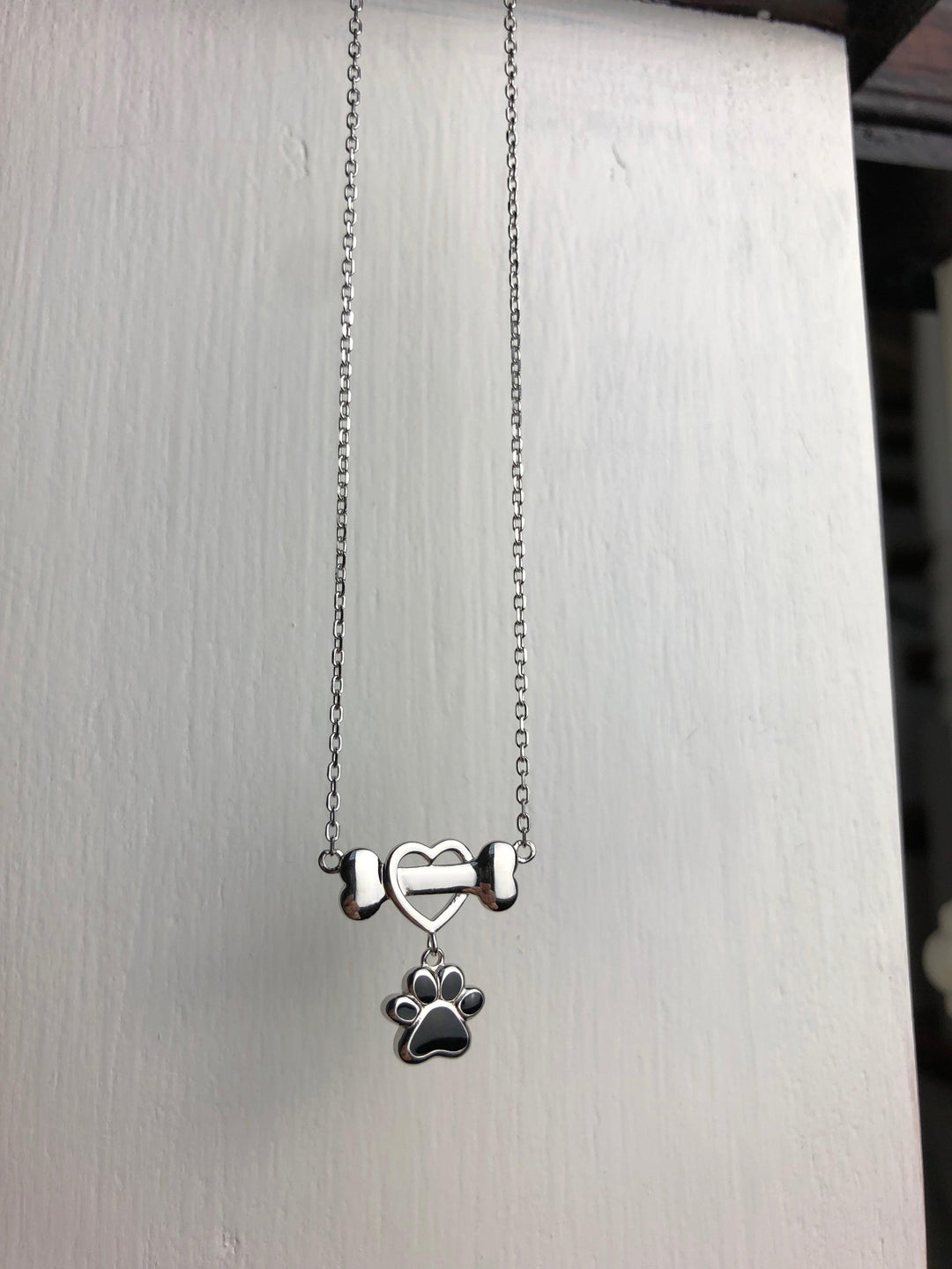Collar de Acero Inoxidable Elegante con Diseño de Huella Canina