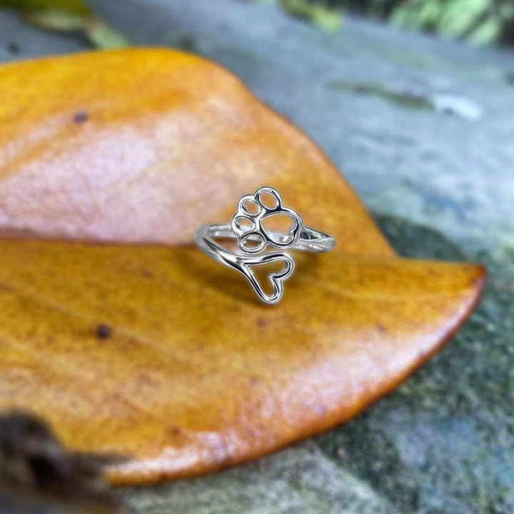 Anillo Ajustable en Forma de Corazón con Detalle de Patita de Acero Inoxidable