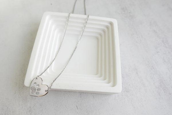 Collar de Plata con Colgante de Corazón y Diseño de Patita