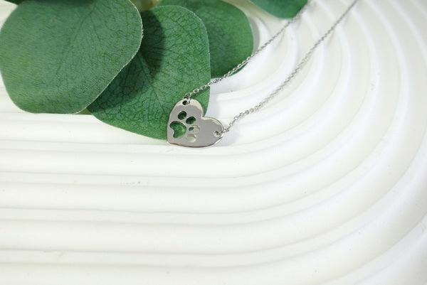 Collar de Plata con Colgante de Corazón y Diseño de Patita