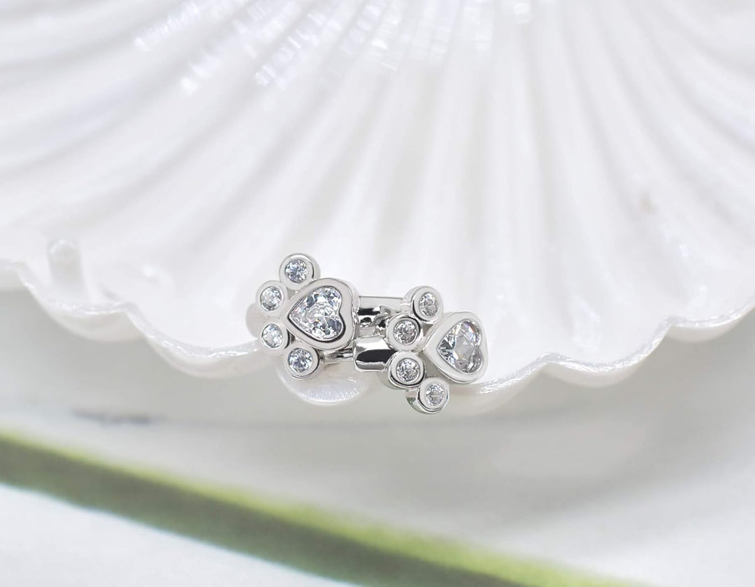 Pendientes Huggie Pequeños con Diseño de Huellas – Aretes de Animales para Mujeres