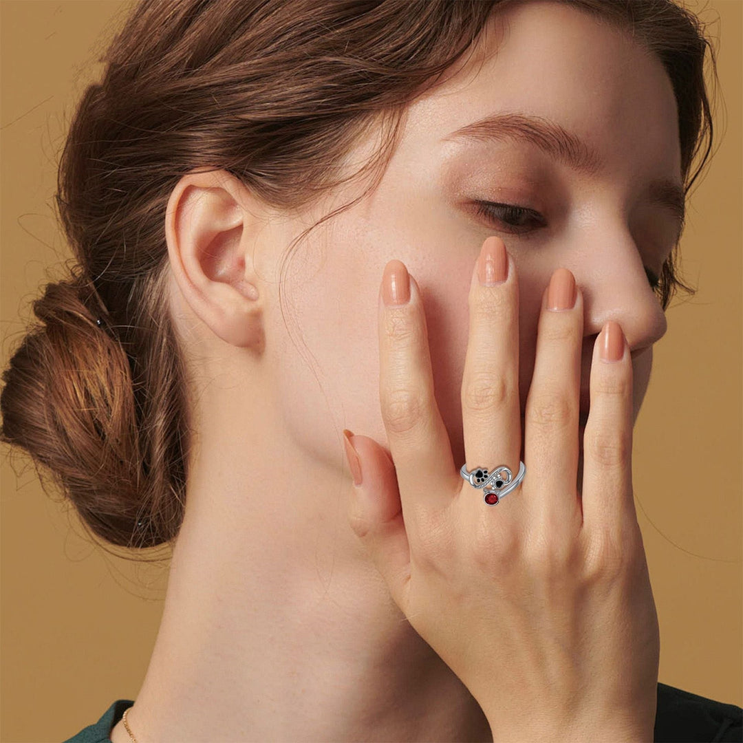 Anillo Ajustable con Diseño de Huellas de Pata Negras y Piedra Roja