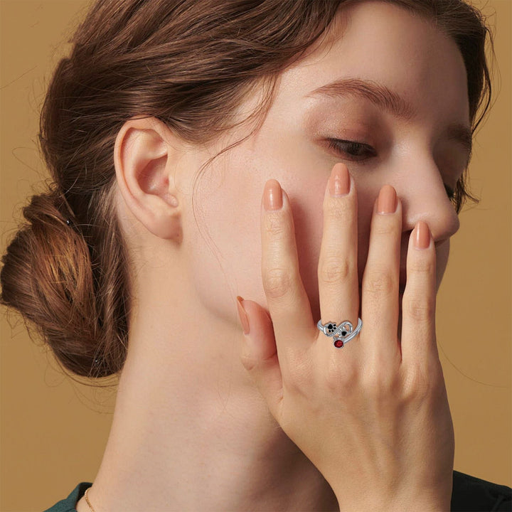 Anillo Ajustable con Diseño de Huellas de Pata Negras y Piedra Roja
