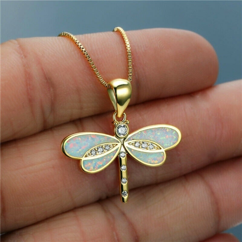 Collar de Libélula Dorada con Piedra de Ópalo