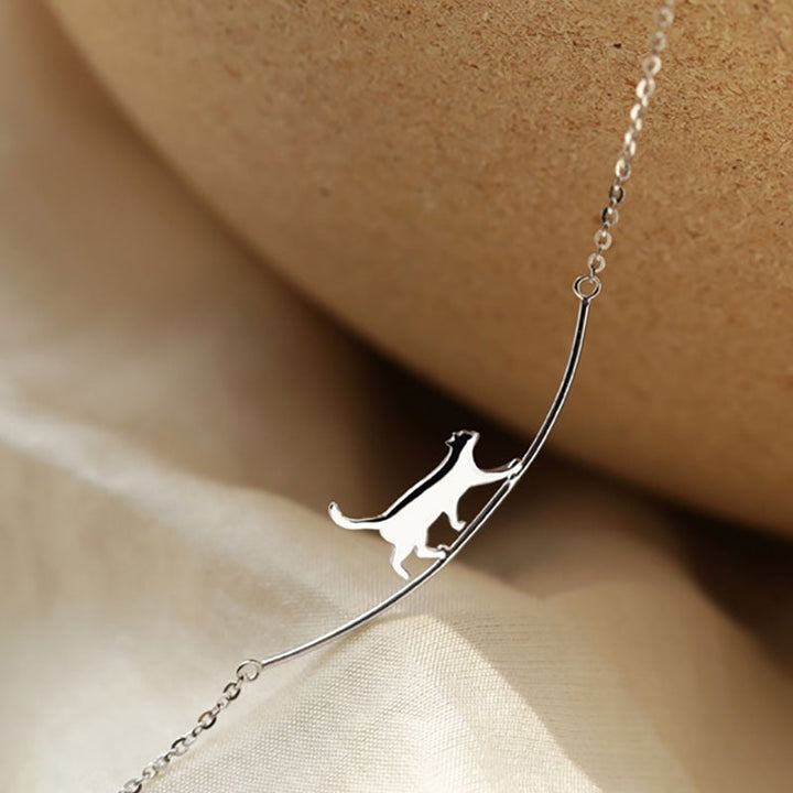 Collar de Plata con Diseño de Gato Escalador