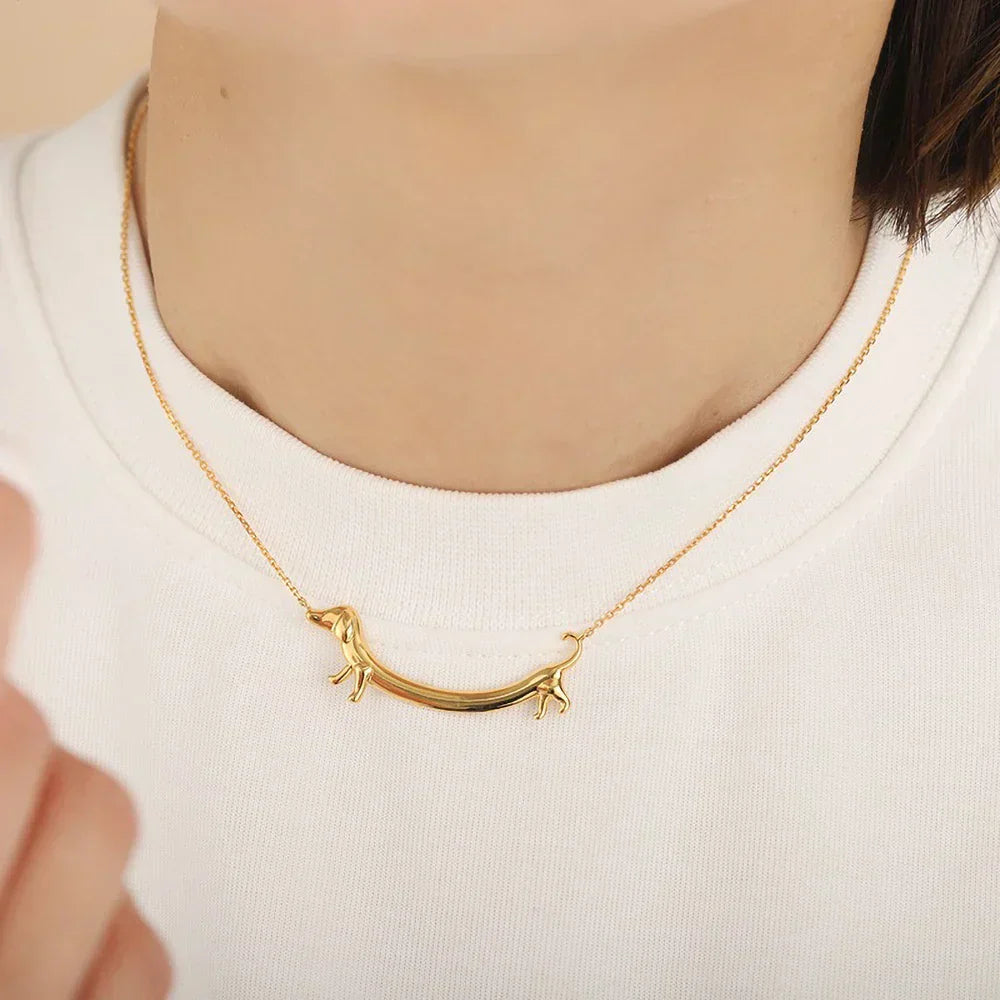 Collar Refinado Dorado para Damas con Diseño de Teckel