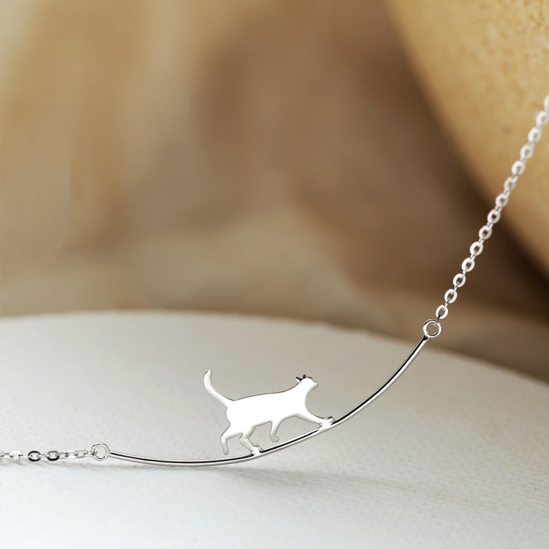 Collar de Plata con Diseño de Gato Escalador