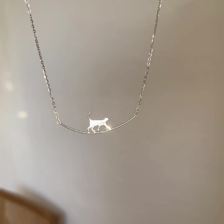 Collar de Plata con Diseño de Gato Escalador