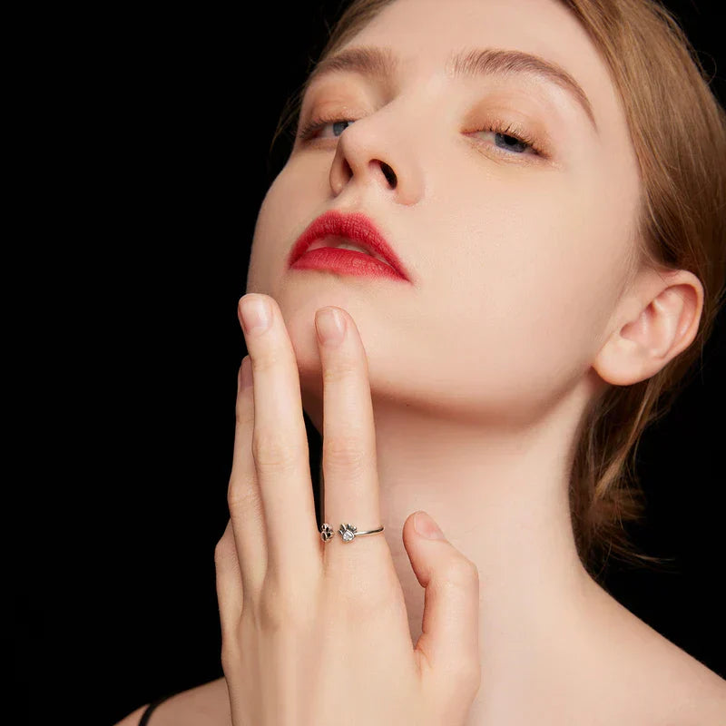 Anillo Ajustable de Plata Esterlina 925 con Circonita y Esmalte en Diseño de Pata