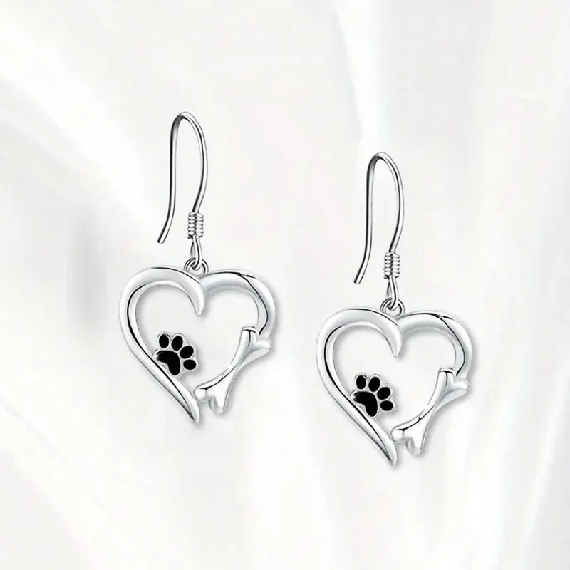 Pendientes Colgantes en Forma de Corazón con Diseño de Huella – Accesorios Plateados Divertidos