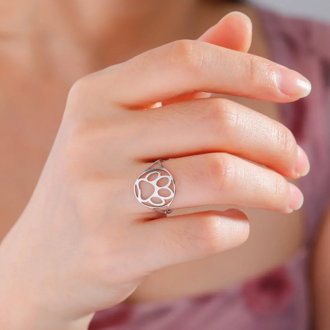 Anillo Ajustable de Acero Inoxidable con Diseño de Huella de Mascota – Elegante y Moderno