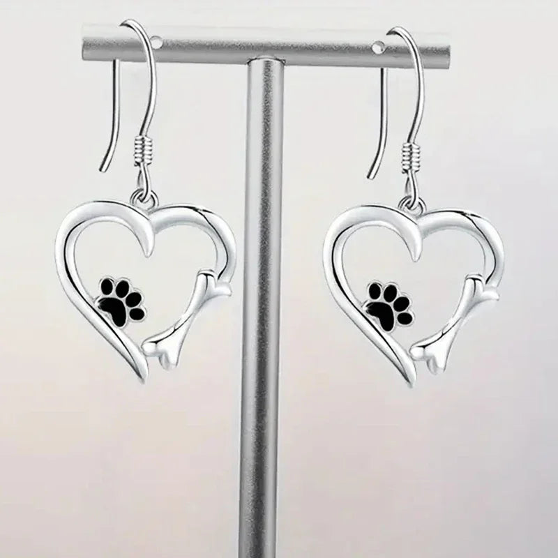 Pendientes Colgantes en Forma de Corazón con Diseño de Huella – Accesorios Plateados Divertidos