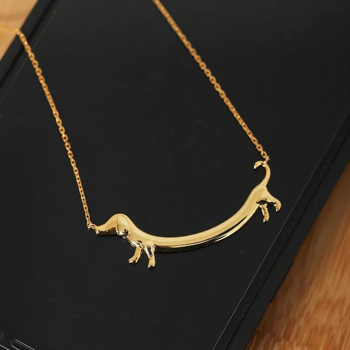Collar Refinado Dorado para Damas con Diseño de Teckel