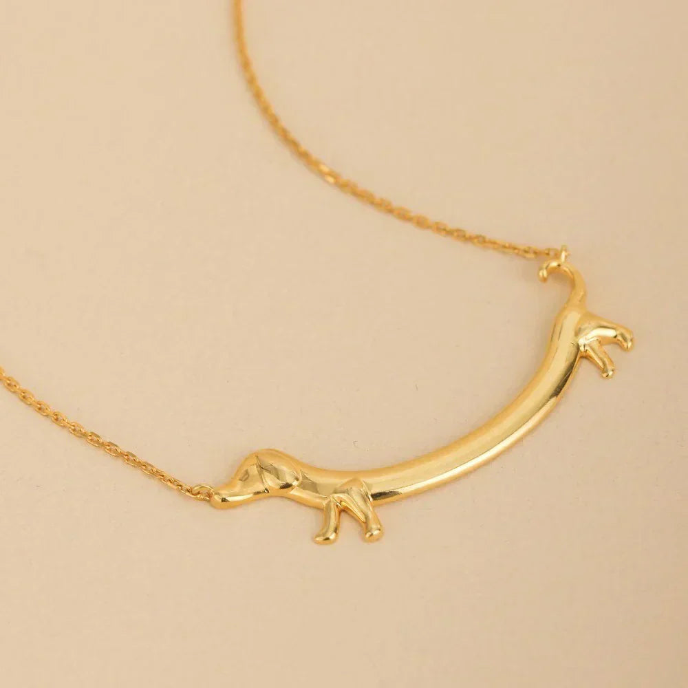 Collar Refinado Dorado para Damas con Diseño de Teckel