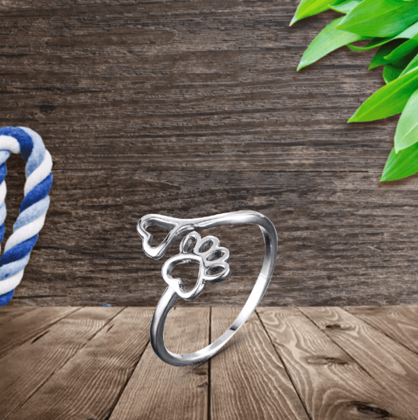 Anillo Ajustable en Forma de Corazón con Detalle de Patita de Acero Inoxidable