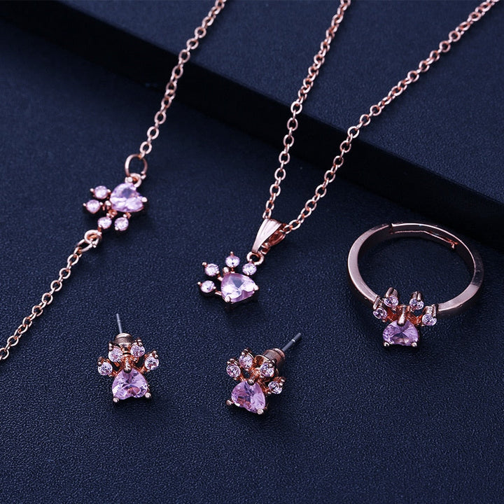 Set de Joyería para Mujeres Paw – 4 Piezas en Oro Rosa con Corazón de Circonita: Anillo, Collar, Pendientes y Pulsera